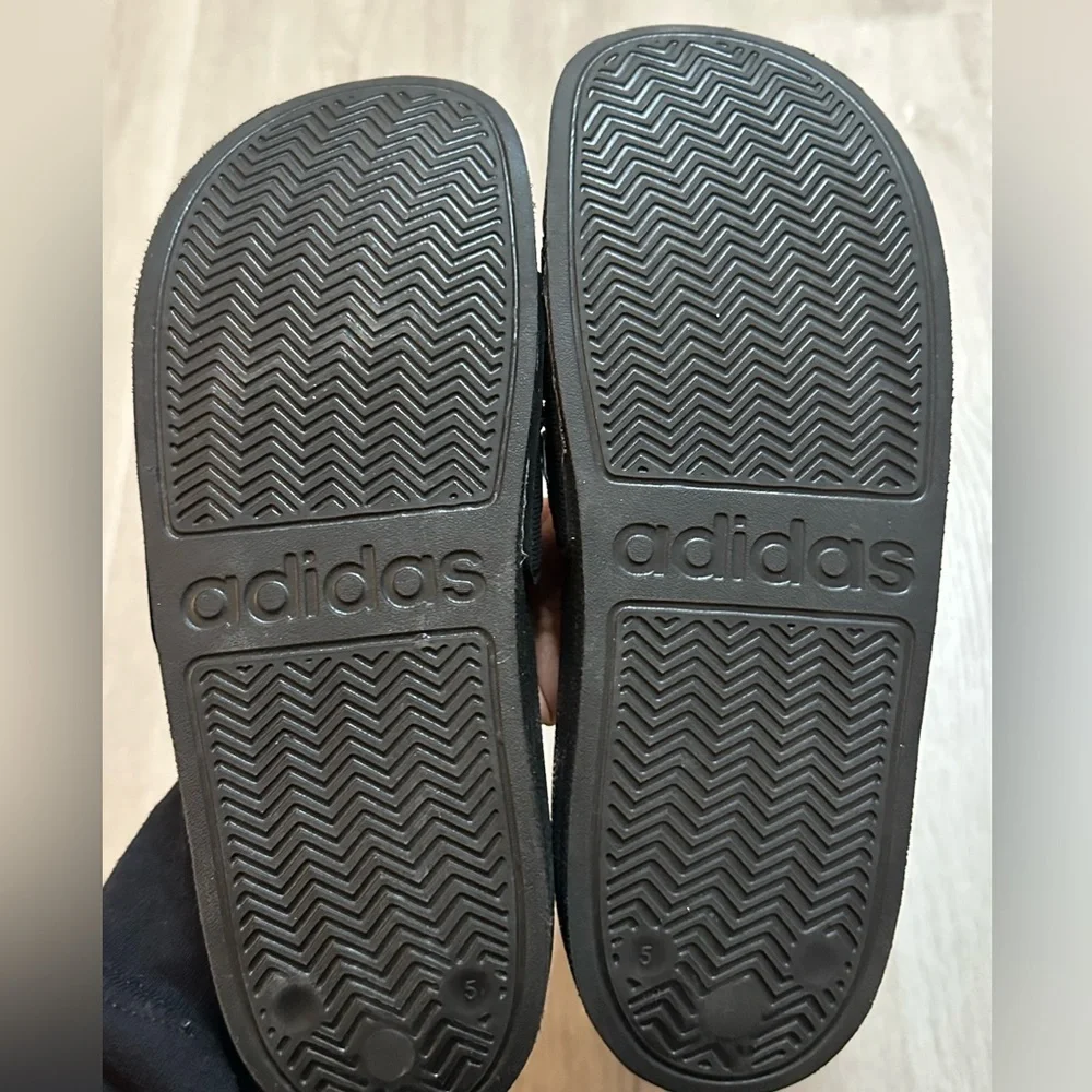 NWOT ADIDAS Girls Sliders size 4 Black and white
